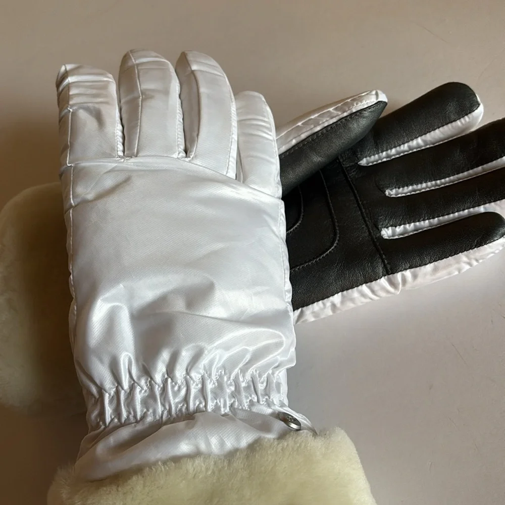 UGG nylon glove with conductive palm